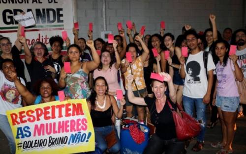 protesto de várias mulheres na cidade de Várzea Grande-MT (Foto: Cristiane Mattos/AFP)