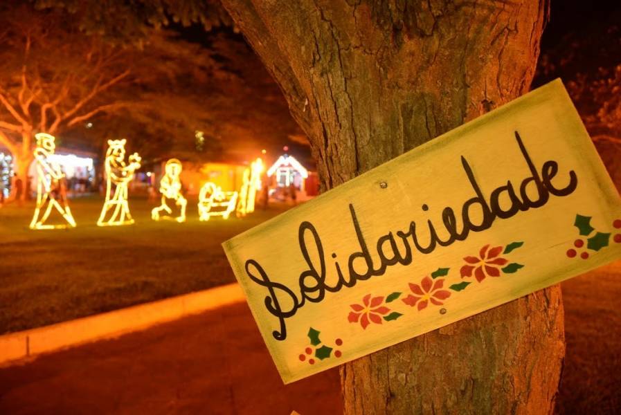 Decoração de Natal em praça pública no centro de Vilhena atrai famílias  para fotos e passeios - Folha do Sul Online